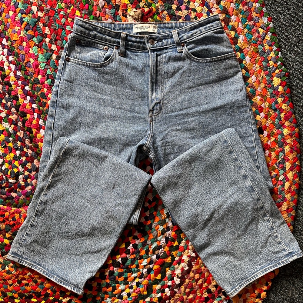 Abercrombie Curve Love High Rise ‘90s Relaxed Jean size 29/8